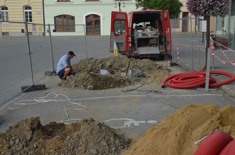 Dělníci pracují na posílení elektřiny na Dukelském náměstí. Je tam potřeba kvůli kulturním akcím. Foto: Jana Rozková.