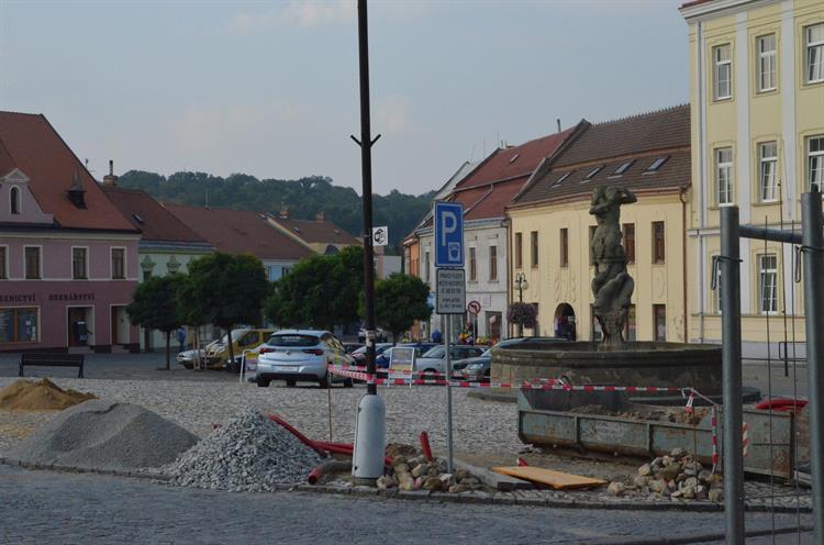 Dělníci pracují na posílení elektřiny na Dukelském náměstí. Je tam potřeba kvůli kulturním akcím. Foto: Jana Rozková.