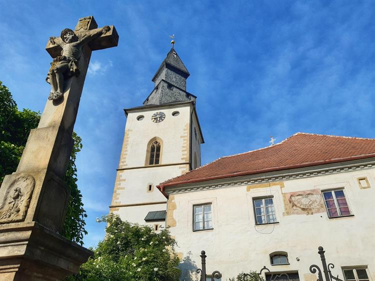 První zmínka o kostele v obci pochází z roku 1350. Současnou, pozdně gotickou podobu získal na přelomu 15. a 16. století. Je chráněn jako kulturní památka. Zdroj: Klára Knápková