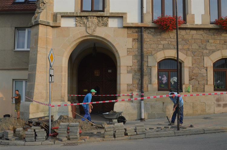 Dělníci pracují na posílení elektřiny na Dukelském náměstí. Je tam potřeba kvůli kulturním akcím. Foto: Jana Rozková.