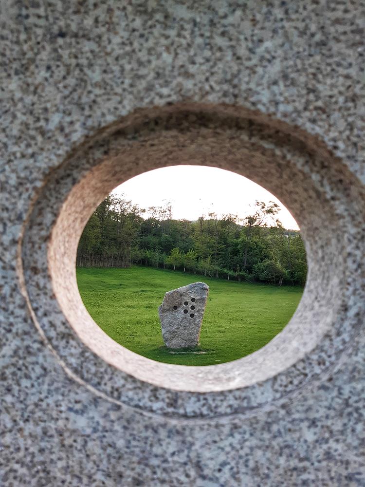 Kamenný kruh je na louce postaven uměle, avšak podle zásad, které zastávali druidé před tisíci lety. Foto: Klára Knápková 