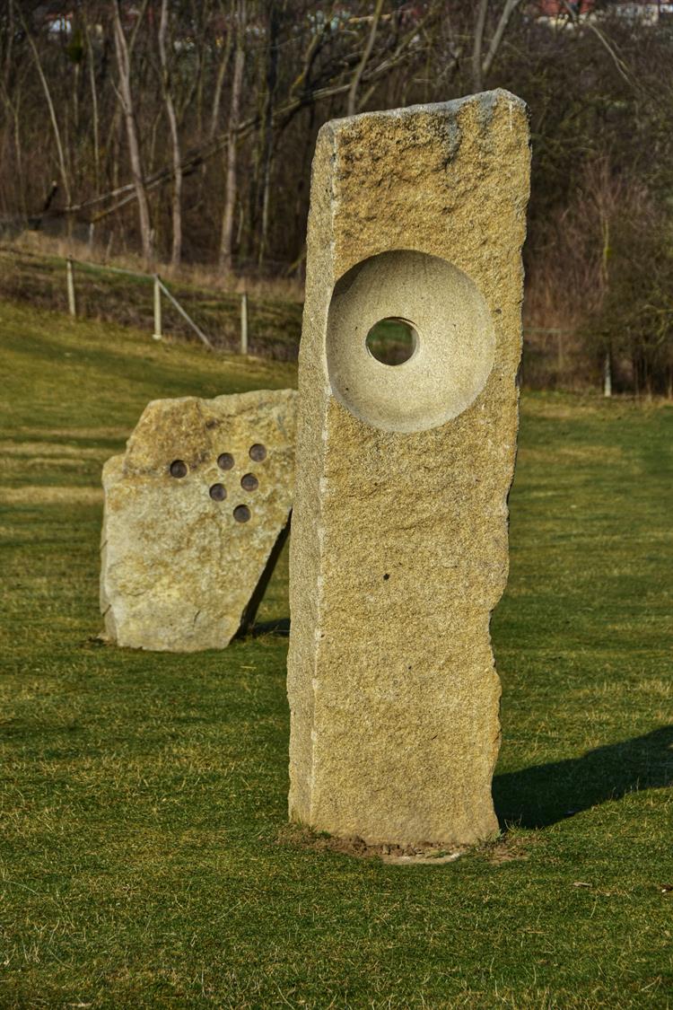 Toto krajinné dílo bylo do pálavské oblasti umístněno v září 2005 v rámci sochařského sympozia pořádaného organizací 