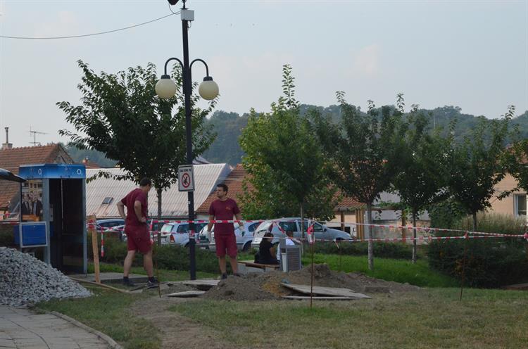 Dělníci pracují na posílení elektřiny na Dukelském náměstí. Je tam potřeba kvůli kulturním akcím. Foto: Jana Rozková.