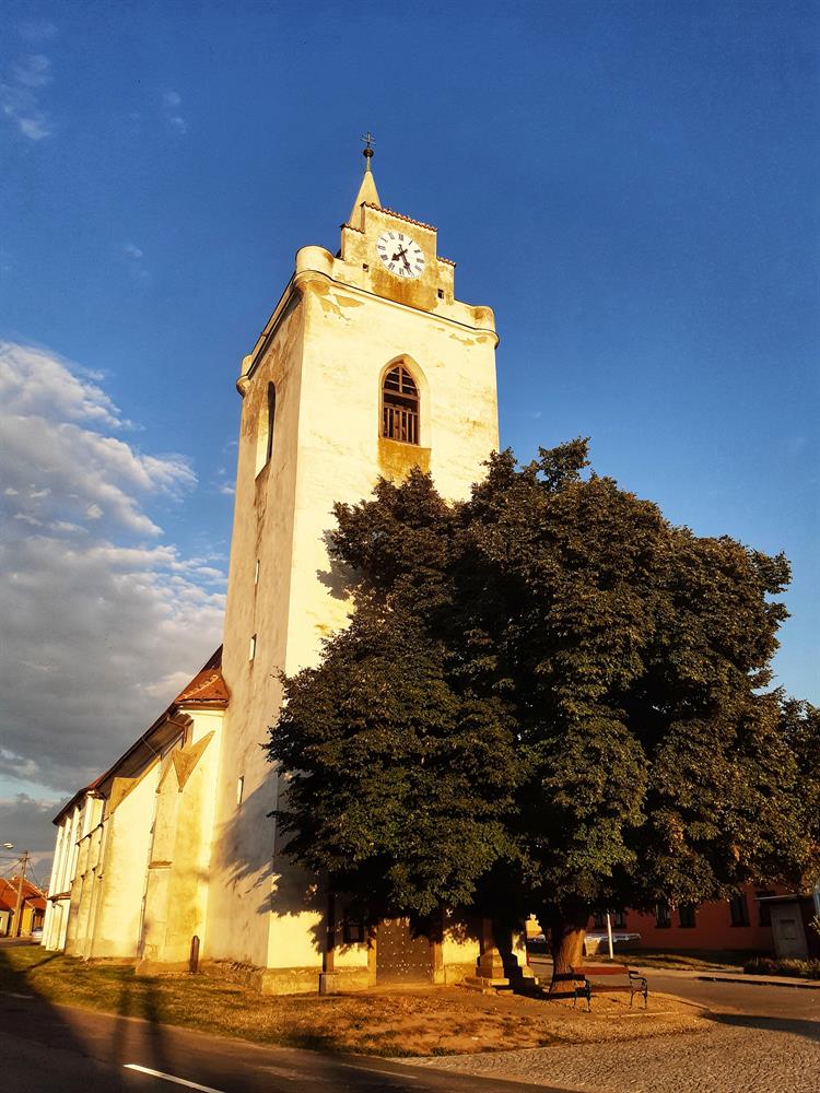 Kostel svatého Michaela archanděla nese znaky hned několika architektonických slohů. Věž a gotická loď pochází ze 14. století, navazující východní barokní sál vznikl ve 20. letech 18. století.