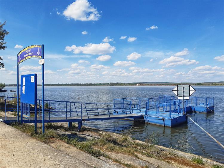 Z přístaviště u kempu se můžete vydat také na okružní plavbu lodí po dolní nádrži Nové Mlýny. Odtud pak loď pluje kolem obcí Pavlov, Šakvice a Strachotín. https://www.lodnidoprava.com/