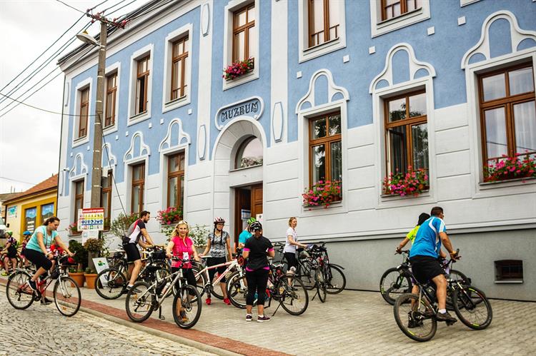 V budově muzea je zřízeno informační místo, kde jsou dostupné turistické suvenýry, wifi, informace a tipy pro zajímavý pobyt nejen ve zdejší obci. Foto: město Hustopeče