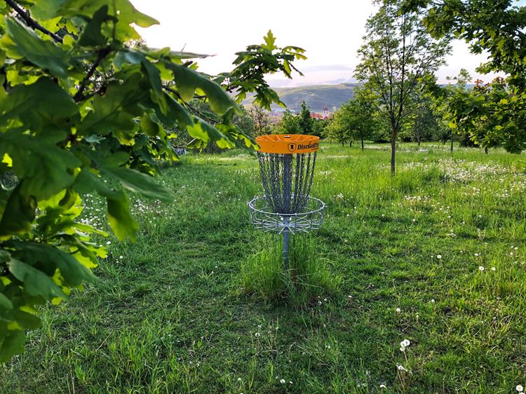 Discgolf, to je zpestření procházky i sport světové úrovně. Jedná se o nenáročný sport pro všechny generace, který vyžaduje minimum vybavení. Navíc si jej téměř všude zahrajete zdarma. Cílem je dostat disk z vyznačeného výhoziště pomocí co nejméně hodů do určeného koše. A právě kovové koše opatřené v horní části řetězy jsou nejvýraznějším symbolem discgolfu. Foto: Klára Otáhalová