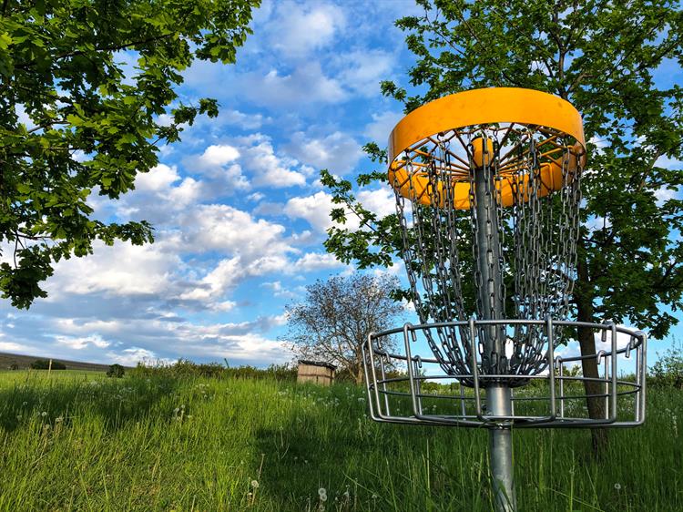 Nejvýraznějším symbolem discgolfu jsou kovové koše opatřené v horní části řetězy.  Foto: Klára Otáhalová