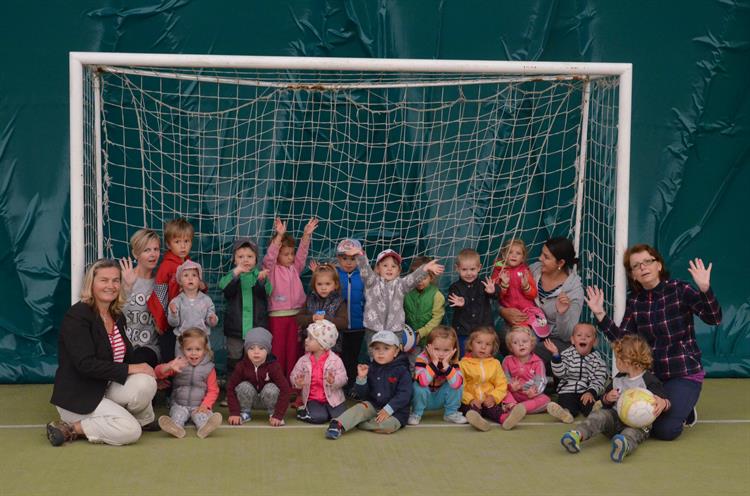 Nafukovací halu dnes navštívily děti z MŠ U Rybiček. Foto: Jana Rozková. 