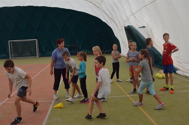 První hodiny tělocviku na novém sportovišti dnes čekaly na žáky ZŠ Komenského. Foto: Jana Rozková. 