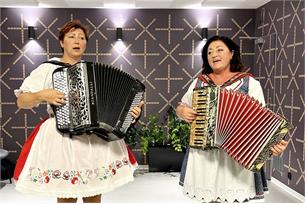 V kinokavárně rozdávaly radost harmonikářky