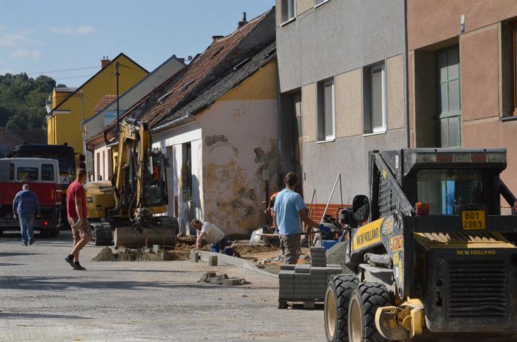 V ulici Nádražní vzniká další část trasy chodníků bez bariér. Foto: Jana Rozková.