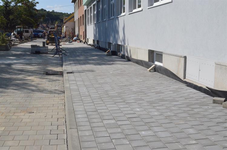 V ulici Nádražní vzniká další část trasy chodníků bez bariér. Foto: Jana Rozková.