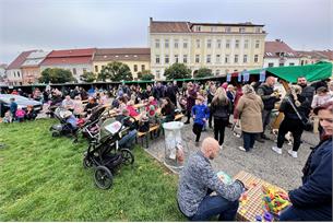 Sousedský blešák zaplnil náměstí i podzemí