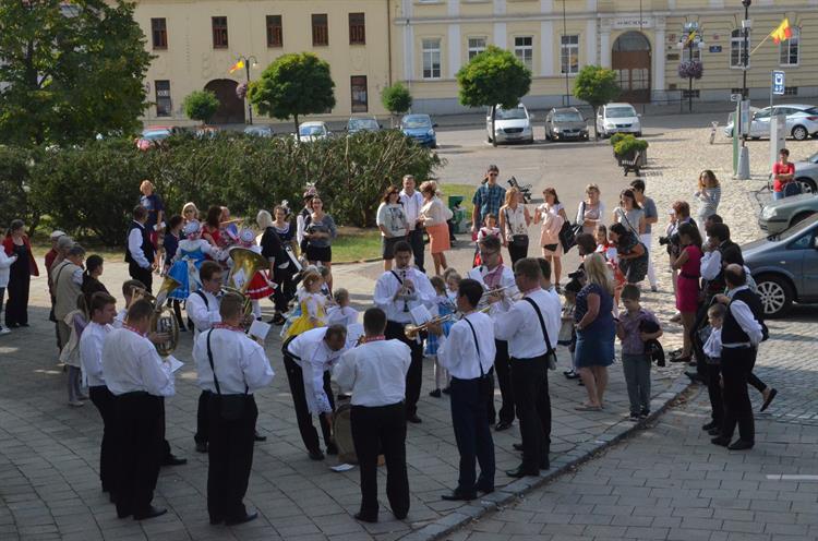 Třináct párů krojovaných se postaralo o II. Svatováclavské dětské hody. Foto: Jana Rozková. 