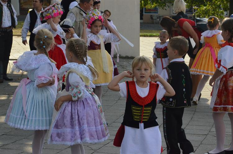 Třináct párů krojovaných se postaralo o II. Svatováclavské dětské hody. Foto: Jana Rozková. 