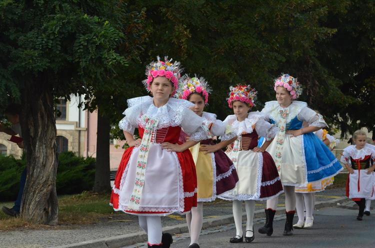 Třináct párů krojovaných se postaralo o II. Svatováclavské dětské hody. Foto: Jana Rozková. 