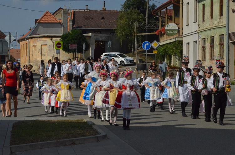 Třináct párů krojovaných se postaralo o II. Svatováclavské dětské hody. Foto: Jana Rozková. 