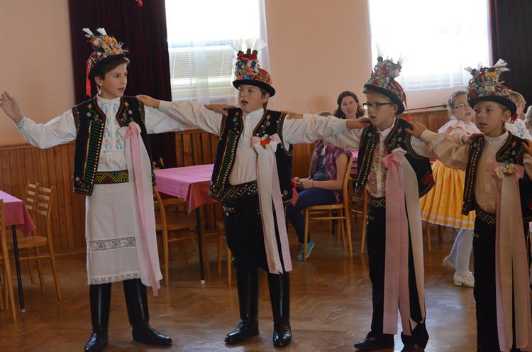 Třináct párů krojovaných se postaralo o II. Svatováclavské dětské hody. Foto: Jana Rozková. 