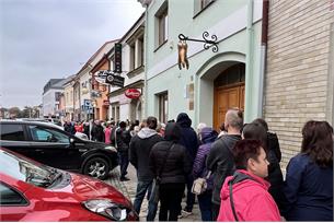 Desítky zájemců čekaly hodiny na registraci u zubaře