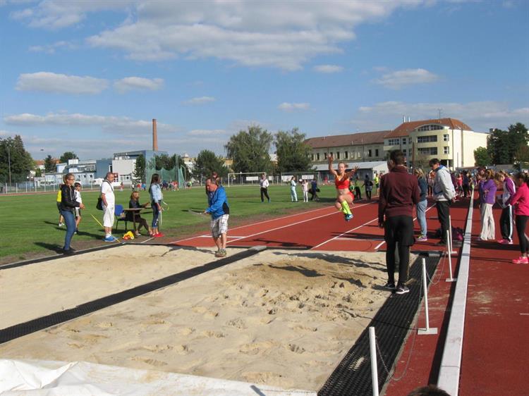 Hustopečští atleti se zúčastnili akce Doskoč si na olympiádu s Radkem Juškou. Foto: archiv oddílu. 
