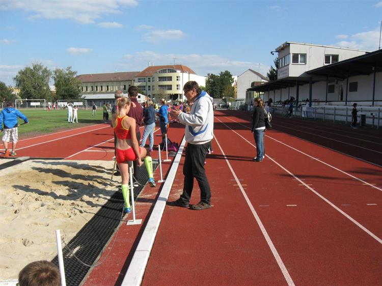 Hustopečští atleti se zúčastnili akce Doskoč si na olympiádu s Radkem Juškou. Foto: archiv oddílu.
