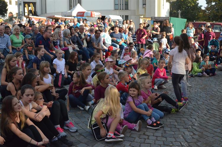 Předskokany Burčákových slavností byli tanečníci všech věkových kategorií. Foto: Jana Rozková. 