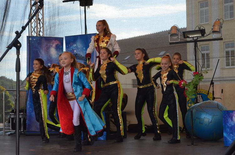 Předskokany Burčákových slavností byli tanečníci všech věkových kategorií. Foto: Jana Rozková. 