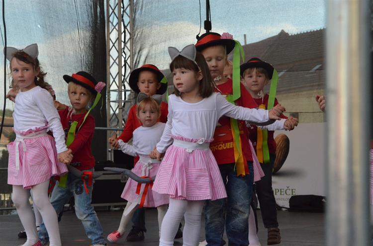 Předskokany Burčákových slavností byli tanečníci všech věkových kategorií. Foto: Jana Rozková. 