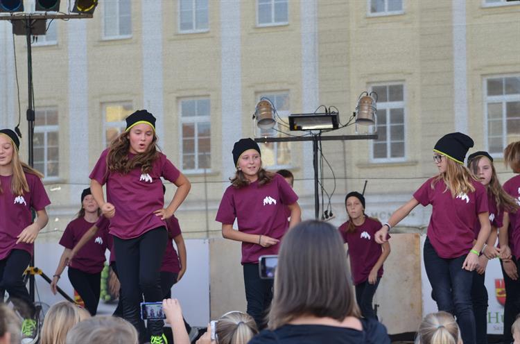 Předskokany Burčákových slavností byli tanečníci všech věkových kategorií. Foto: Jana Rozková. 
