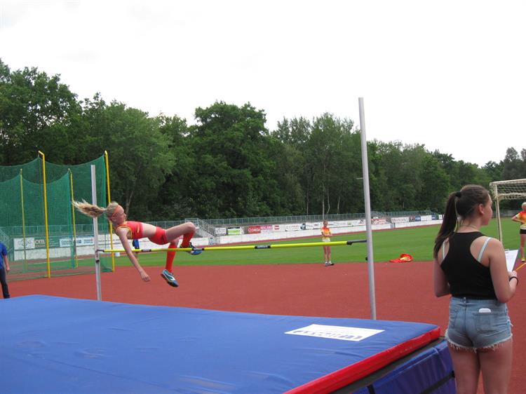 Hustopečská atletka Vendula Zemčíková je v čele českého žebříčku ve skoku vysokém. Ve Znojmě dokázala skočit 143 cm.