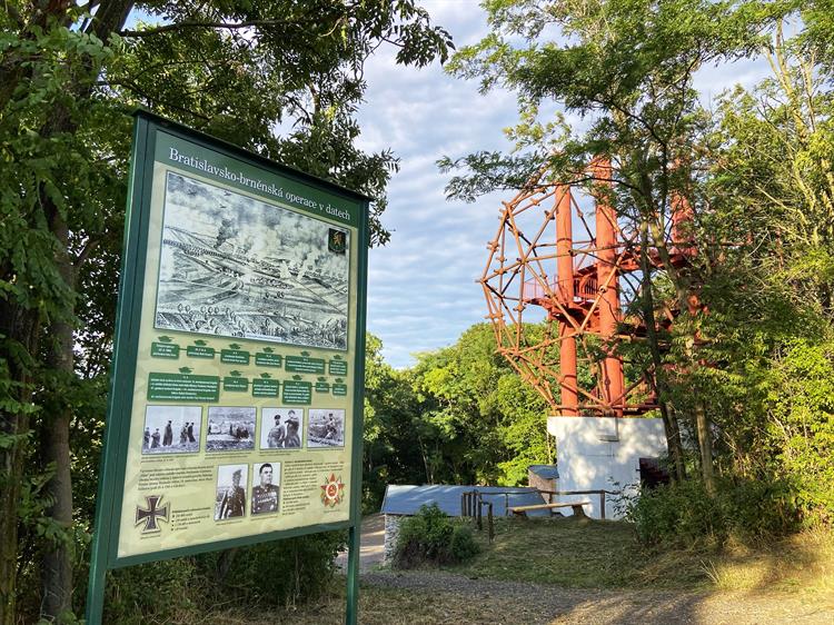 Jednou z významných postav této operace byl maršál Rodion Jakovlevič Malinovskij, který dne 23. dubna 1945 na vojenské pozorovatelně u Křepic vydal rozkaz k rozhodujícímu postupu vojsk směrem k Brnu. Z pozorovatelny sledoval průběh dělostřelecké přípravy a vydal z ní také rozkaz k úderu na Brno.