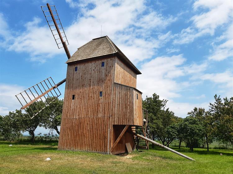 Větrný mlýn beraního typu, celodřevěné konstrukce, pochází z roku 1870 a je situován na návrší, asi 3 km od obce Starý Poddvorov směrem na Čejkovice.  Areál s větrným mlýnem je otevřen celoročně. Dokonce se na mlýn můžete přijít podívat díky instalovanému osvětlení i po setmění. V případě zájmu je možná prohlídka s průvodcem – v sobotu a neděli, a to od 2. 7. do 28. 8. v době od 10.00 do 17.00 hod. Vstupné za osobu činí 50,- Kč.