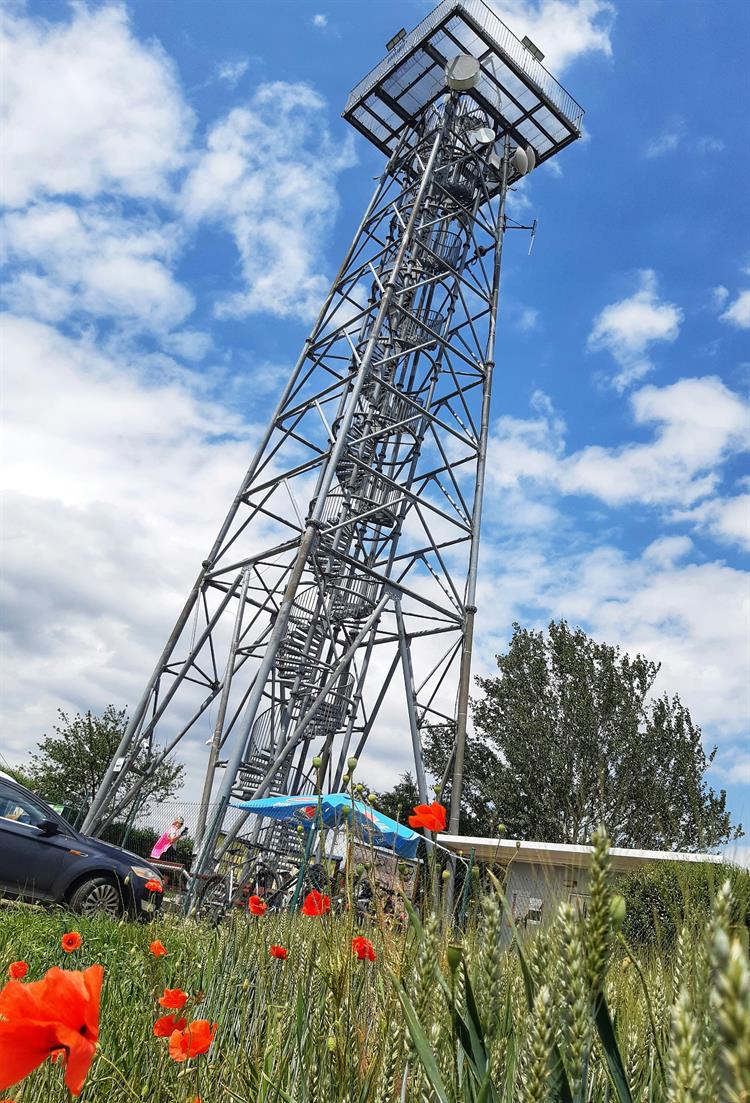 Rozhledna Na Podluží u Nového Poddvorova záměrně připomíná těžební naftovou věž a odkazuje na to, že byl region Podluží na Moravském Slovácku nejznámějším nalezištěm ropy na Moravě.