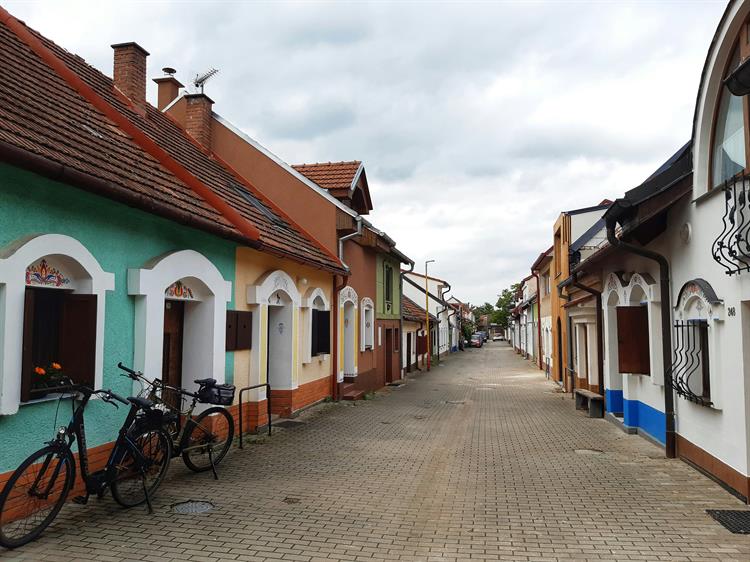 Historie a vznik Nechor je velmi zajímavá. Prušánecké vinné stavby ležely nejdříve hned u vesnice, při cestě do Čejkovic, kde se nacházel nejbližší kostel. Ale protože se v nich zastavovali prušánečtí občané, zejména muži, cestou k nedělní bohoslužbě a velká část jich na mši nedorazila, nechali tehdejší majitelé panství sklepy zbourat a vystavět sklepy v dnešních místech a pro jistotu nařídili postavit kostel přímo v Prušánkách.