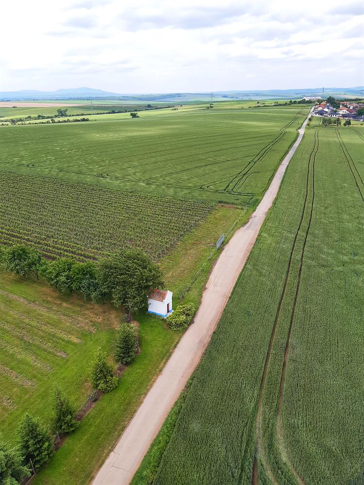 Rozhledna se nachází na vrcholu velmi plochého návrší nad obcí Nový Poddvorov, stranou od všech hlavních cest. Přijet k ní můžete na kole (cyklostezka 5115 z Prušánek), ale i autem.