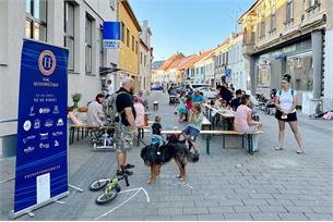 Uzavřeli Mrštíkovu ulici a uspořádali si slavnost